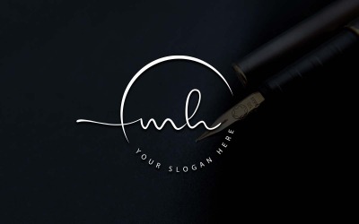 Design del logo della lettera MH in stile studio di calligrafia
