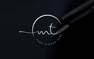 Design del logo della lettera MT in stile studio di calligrafia