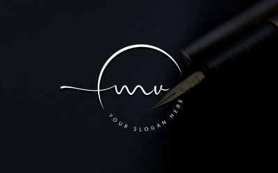 Design del logo della lettera MV in stile studio di calligrafia