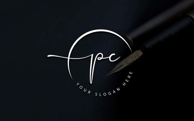 Création de logo de lettre PC de style studio de calligraphie