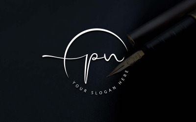 Création de logo de lettre PN de style studio de calligraphie