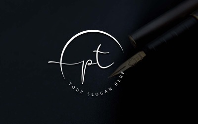 Création de logo de lettre PT de style studio de calligraphie