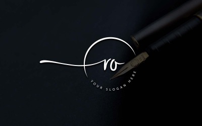 Création de logo de lettre RO de style studio de calligraphie