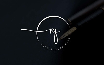 Création de logo de lettre RQ de style studio de calligraphie
