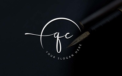 Design de logotipo de letra QC estilo estúdio de caligrafia