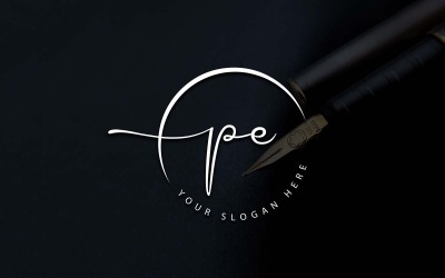 Design del logo della lettera PE in stile studio di calligrafia