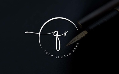 QR-Letter-Logo-Design im Kalligraphie-Studio-Stil