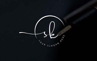 Design del logo della lettera SK in stile studio di calligrafia