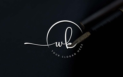 Kalligráfia Stúdió stílusú WK Letter Logo Design