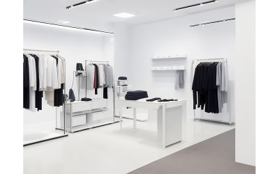 Vitrine de produits vestimentaires dans la salle d&amp;#39;exposition n°04