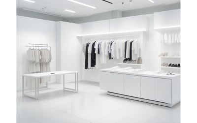 Vetrina dei prodotti di abbigliamento nello showroom n. 22