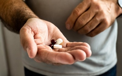 Person Hand som håller medicin droger