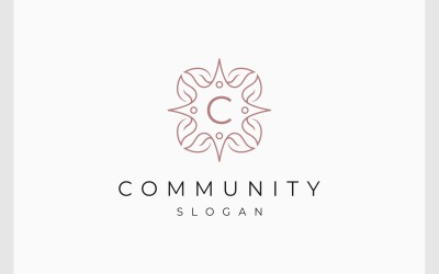 Decoración de hojas de flores con logotipo de letra C