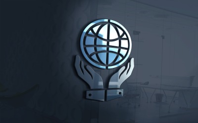 Kezében a Globe Technology logósablont