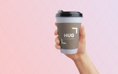 Vaso de papel con funda, colores cambiables, sostenido en la mano. Maqueta de marca de logotipo