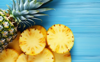 Ananas på ljusblå träbakgrund 011