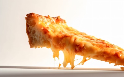En skiva pizza med ost som droppar av 18