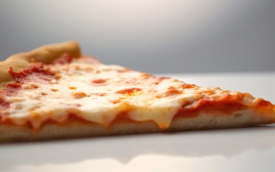 Шматок піци з сиром на білому тлі 9
