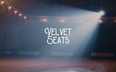 Stage Is Alive / Fluwelen stoelen