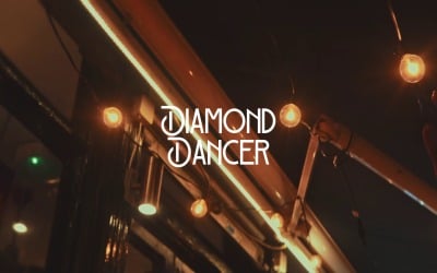 Danse à travers l&amp;#39;éclat / Diamond Dancer