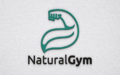 Modello di logo per palestra con mano forte e muscolosa a foglia verde naturale
