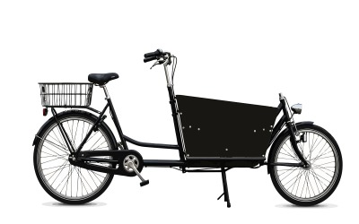 Schwarzes Lastenrad mit großer Staubox und Drahtkorb hinten, freigestellt auf weißem Hintergrund