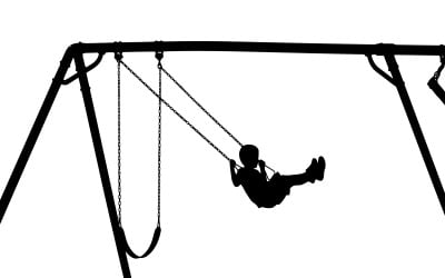 Niño disfrutando de un momento lúdico en un columpio al aire libre al anochecer aislado sobre fondo blanco