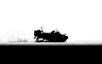 Военный десантный катер, преодолевающий бурное море с мощным кильватерным следом, на белом фоне.
