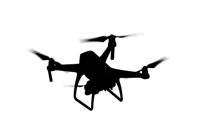 Drone quadricoptère moderne en vol, avec hélices et système de caméra, isolé sur fond blanc.