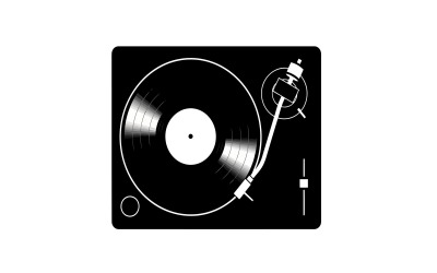 Vintage vinylplaat die draait op een moderne draaitafel met toonarm en naald, geïsoleerd op een witte achtergrond.