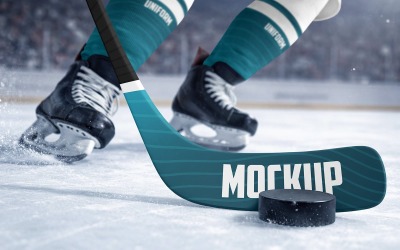 Modello di mazza e disco da hockey su una pista di ghiaccio
