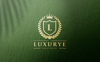 Classic Gold Monogram Letter L Wreath