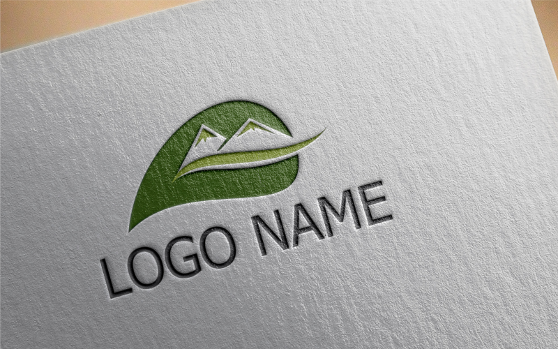 Modello di logo di montagna verde