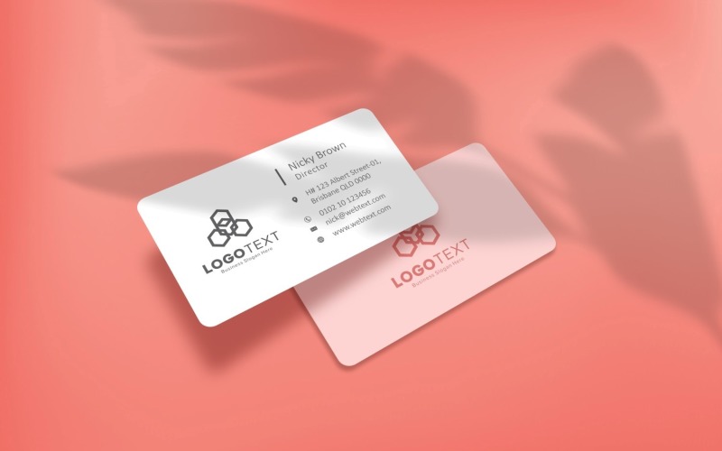 Maquete de cartão de visita branco em Maquete de produto de fundo rosa