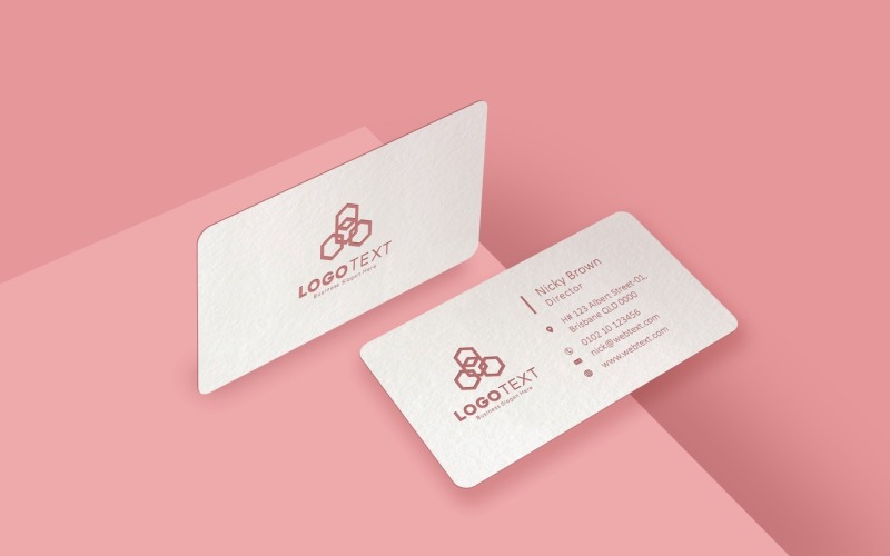 Wit visitekaartjemodel op roze achtergrondproductmodel