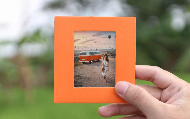 Maqueta de producto de marco de fotos naranja