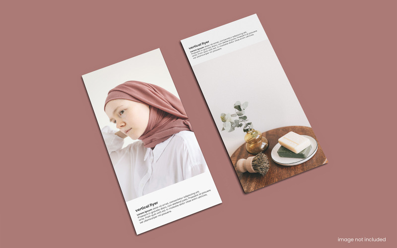 Beyaz Masa Ürün Mockup Üzerinde Dikey El İlanı Mockup