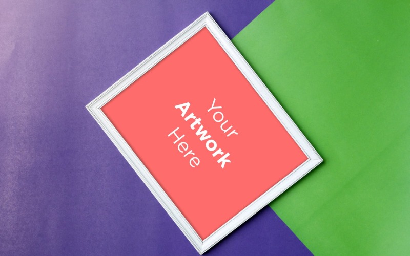 Mockup quadrato con cornice in legno con sfondo di carta di colore verde e viola