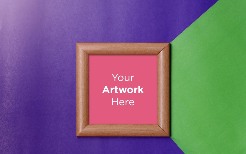Mockup quadrato con cornice in legno con sfondo di carta di colore viola e verde