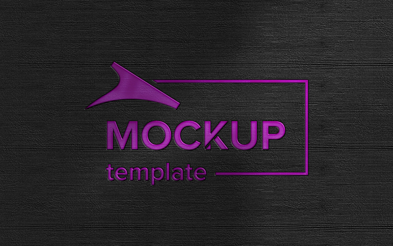 Mor kabartmalı logo modeli ve siyah kumaş dokulu arka plan