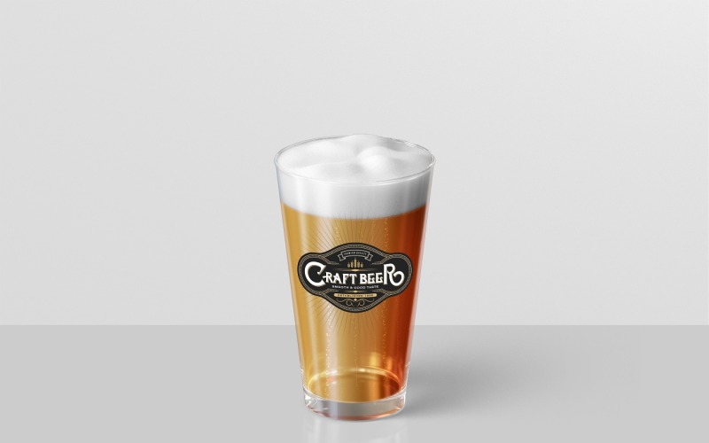 Maqueta de vaso de cerveza realista 2