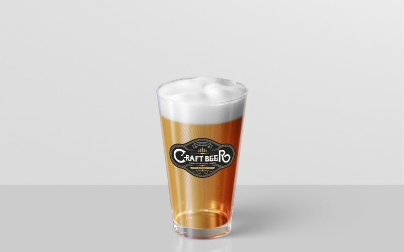 Mockup di bicchiere di birra realistico 2