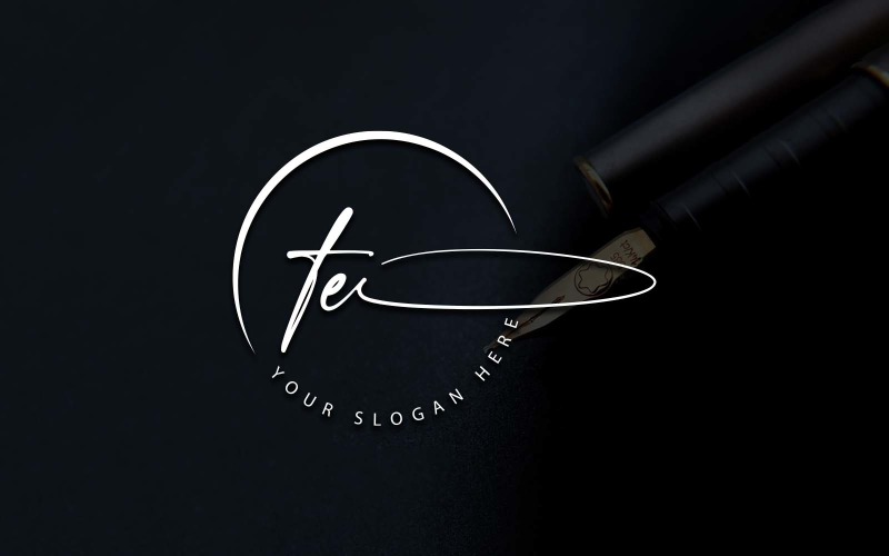 Design de logotipo de letra TE estilo estúdio de caligrafia