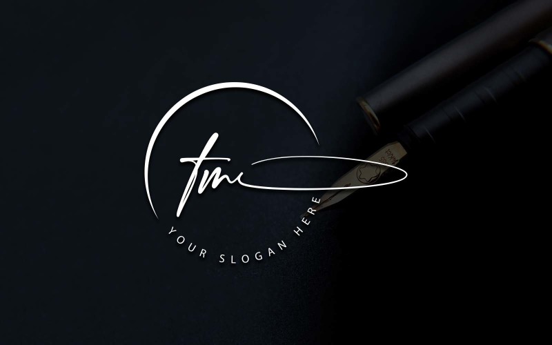 Diseño de logotipo de letra TM estilo estudio de caligrafía