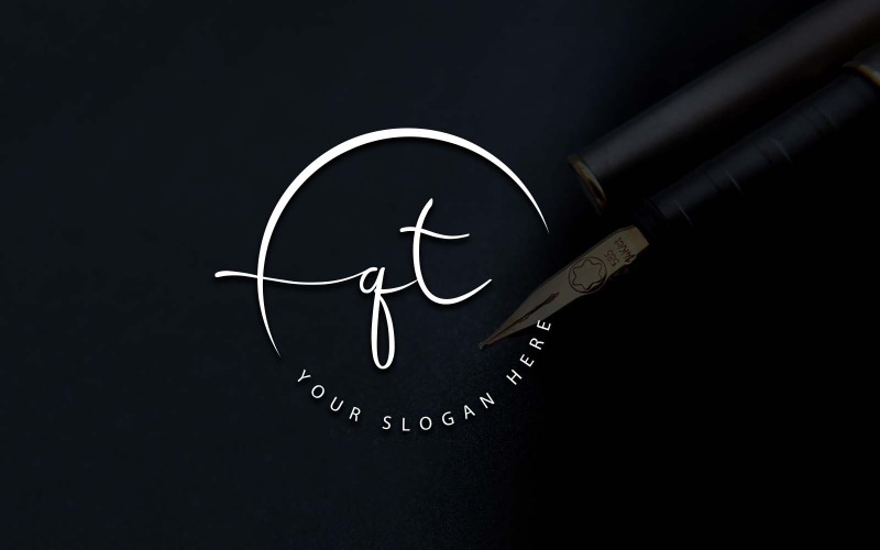 Design del logo della lettera QT in stile studio di calligrafia
