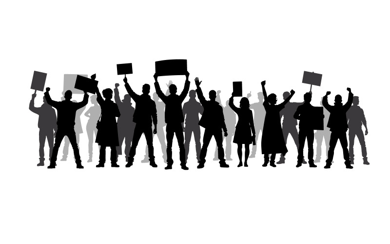 Elleri ve bayrakları kaldırmış insan kalabalığının siluetleri. İkonik protestocu izole edilmiş yumruğunu kaldırdı