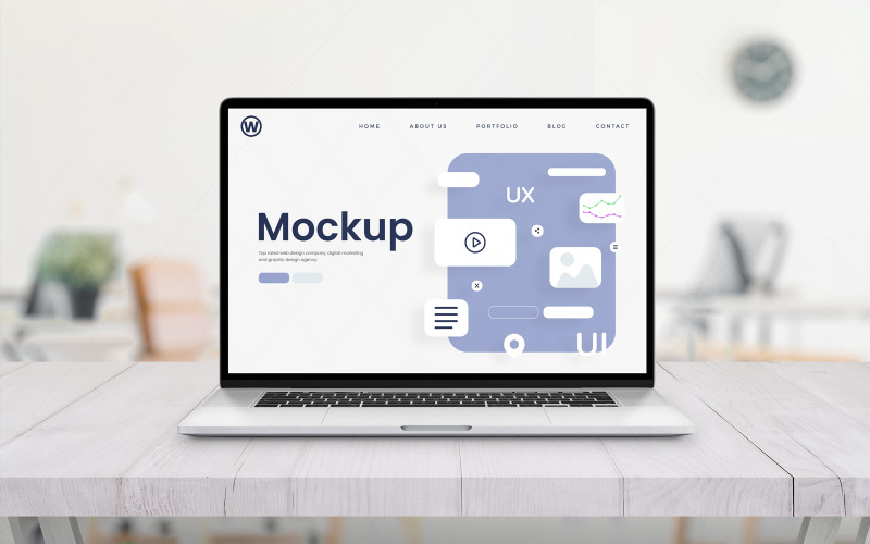 Mockup di MacBook Pro sulla scrivania dell'ufficio