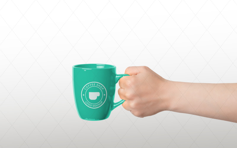 La mano tiene una tazza personalizzabile, con colori modificabili e mockup del logo