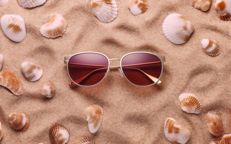 Coquillages de lunettes de soleil et accessoires de plage sur la plage de sable 194