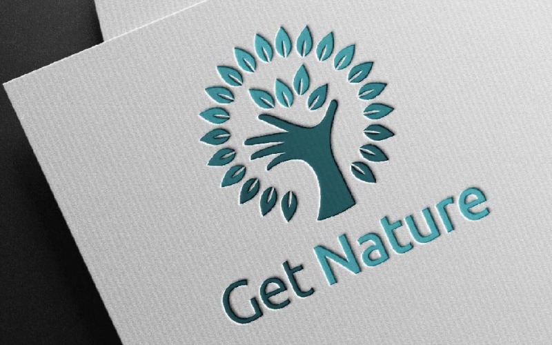 Modelo de logotipo de folhas de natureza de círculo de mão de árvore verde